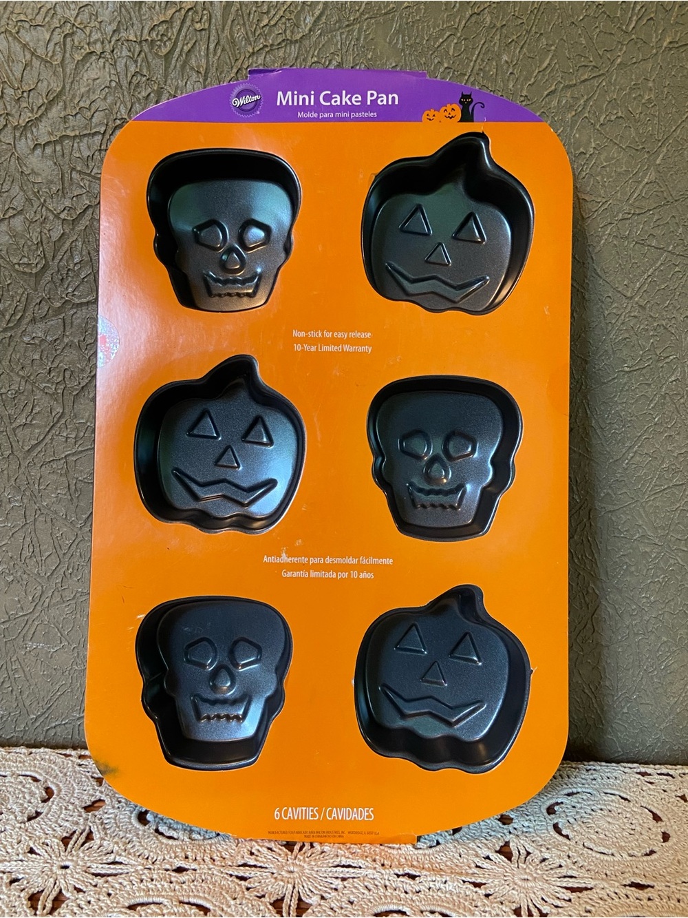WILTON Halloween Mini Cake Pan Skulls Pumpkins 6 Cavities Holiday Baking NEW